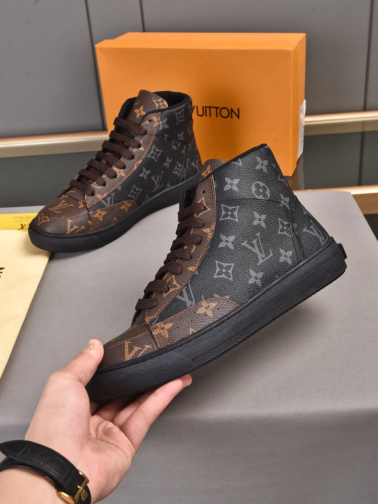 💰💰💰P440 [Latest LV high-top model] New casual Korean-style men's shoes, new autumn and winter design, perfect workmanship, cabinet quality, upper PVC material, breathable mesh lining; soft and comfortable, original rubber outsole super light Wear-resistant, simple, versatile fashion men's shoes, bright colors Two colors available Size 38--44 (45 46 customized)